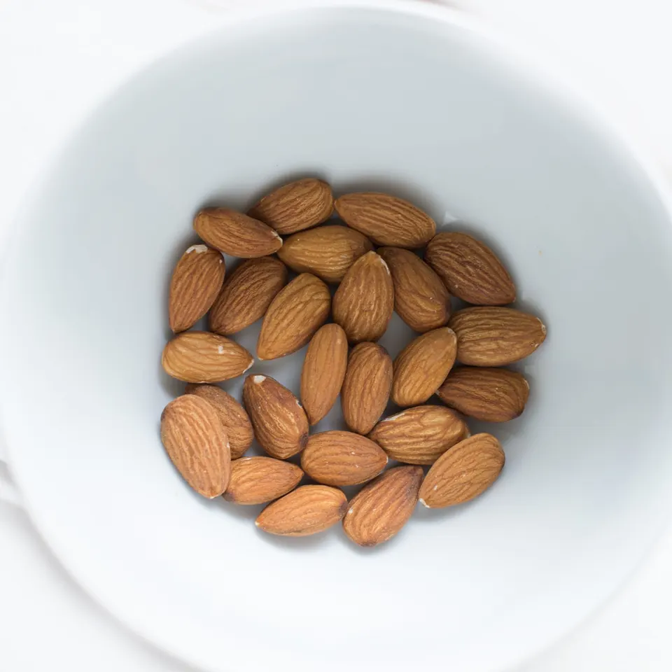 Almendras en un cuenco blanco