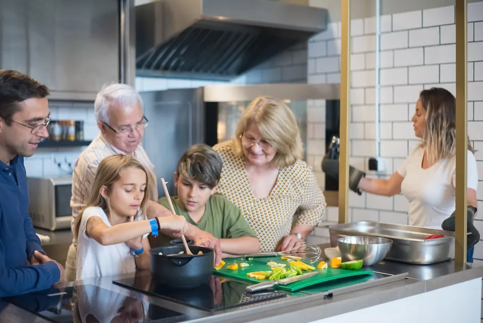 Familia de varias generaciones cocinando junta