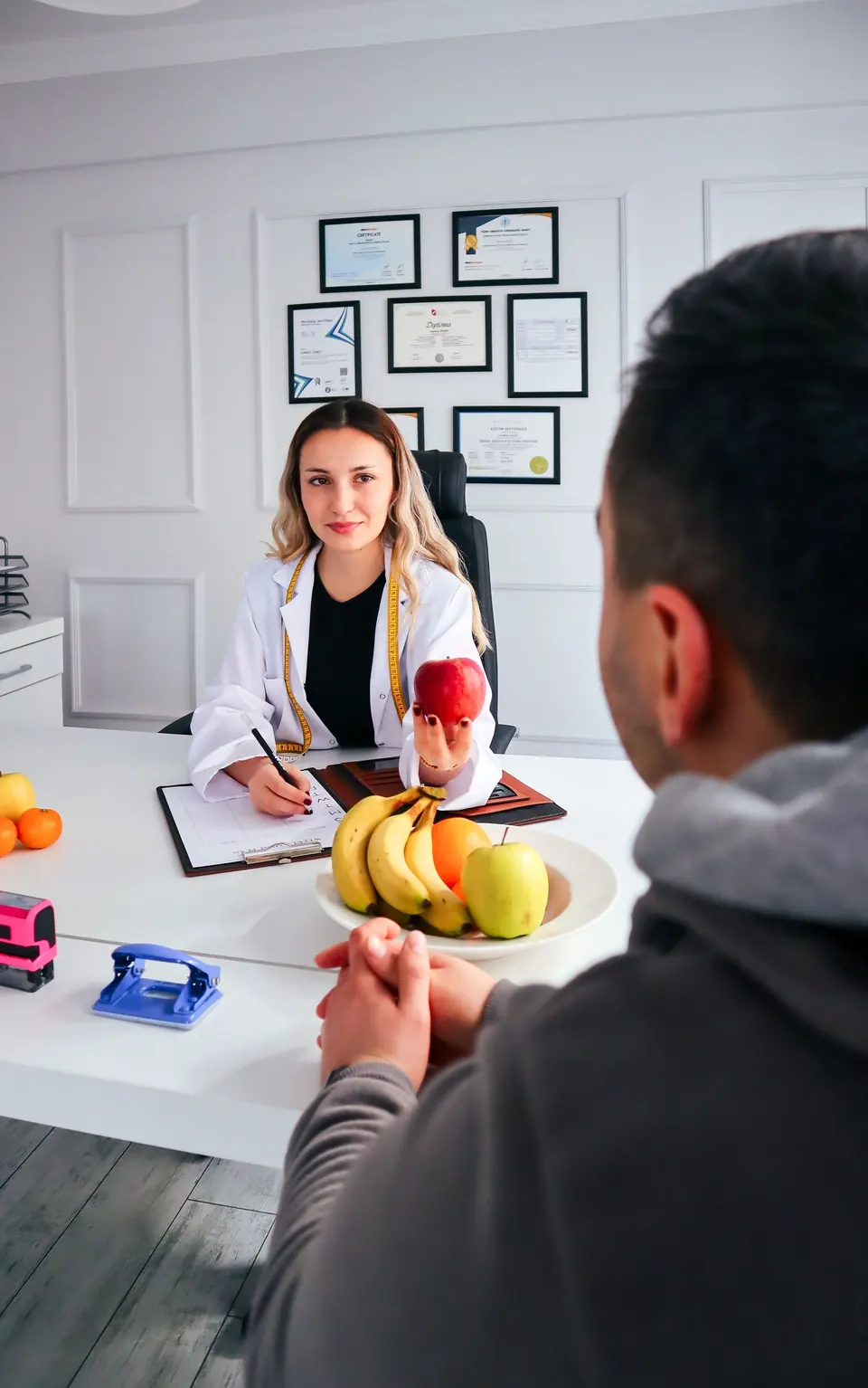 Nutriólogo asesorando a un paciente