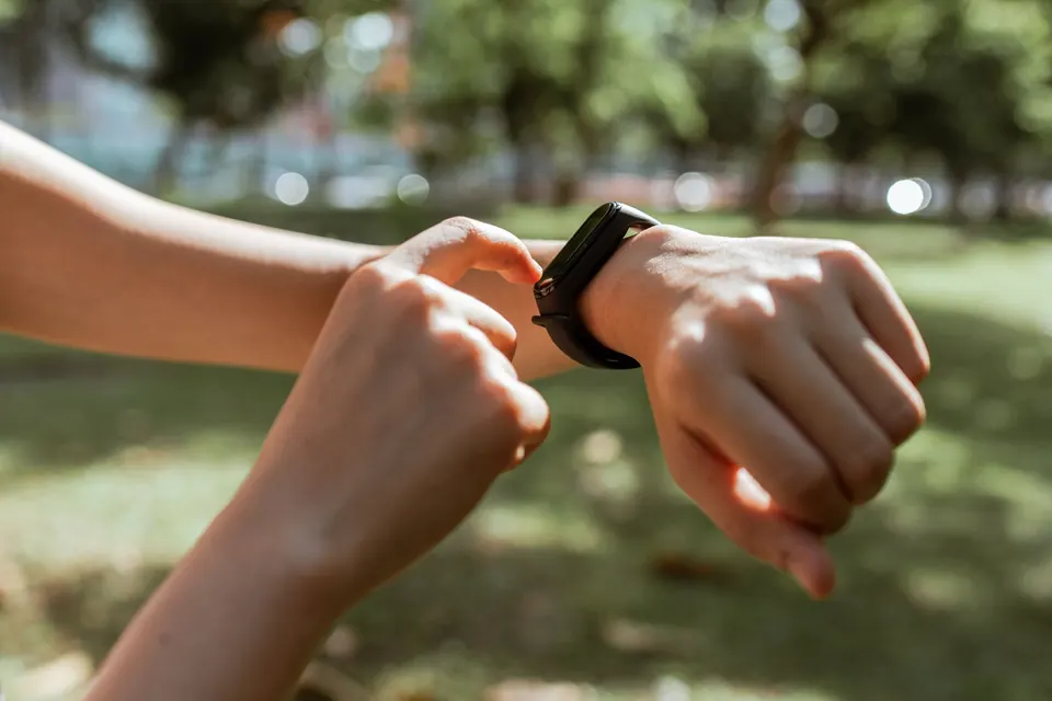 Persona revisando su reloj inteligente en un parque