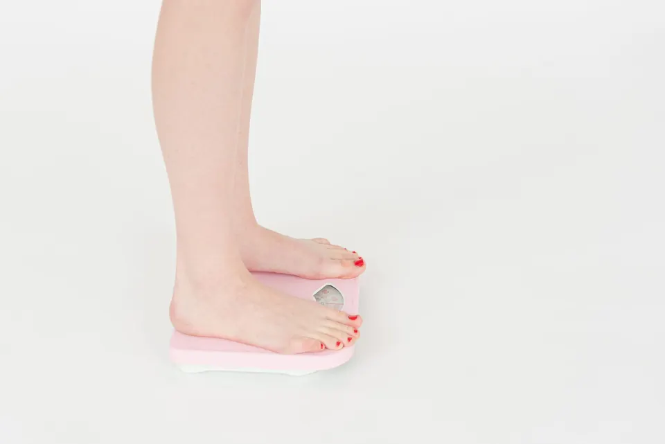 Pies sobre una báscula de baño