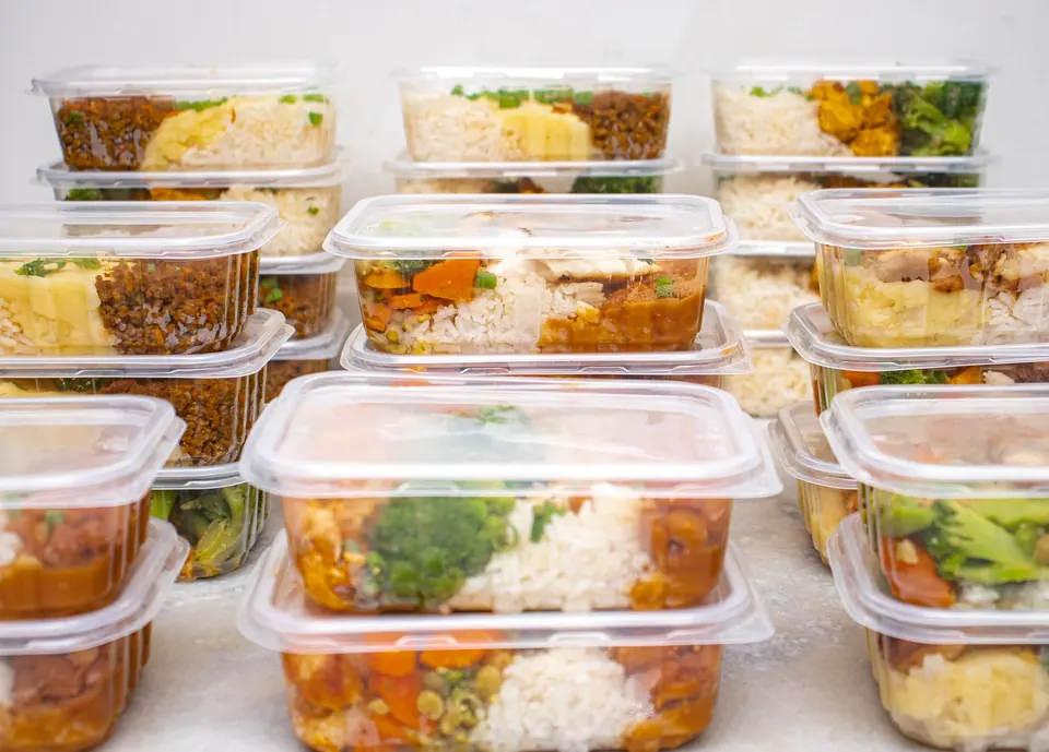 Recipientes de comida preparada apilados