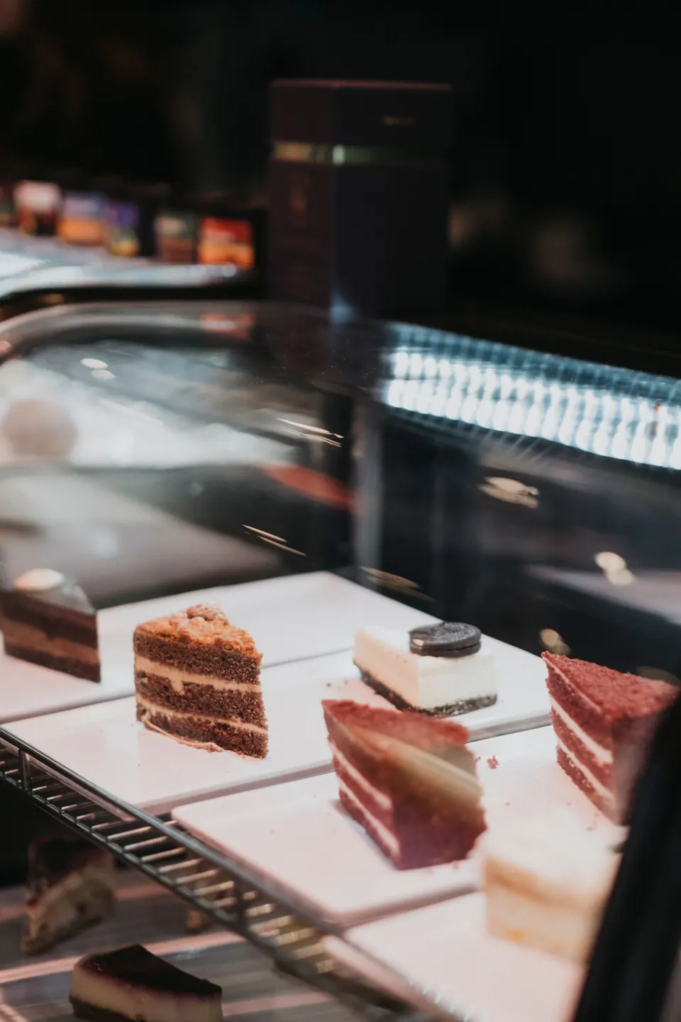 Vitrina de pasteles en una cafetería